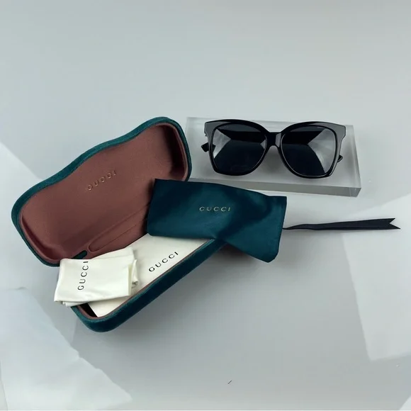 Gucci Black Unisex Sunglasses with Gucci logo on arms